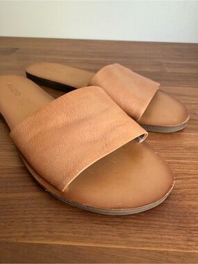 ALDO Slide Tan Leather Flat Sandals Single Wide Strap Minimalist size 7